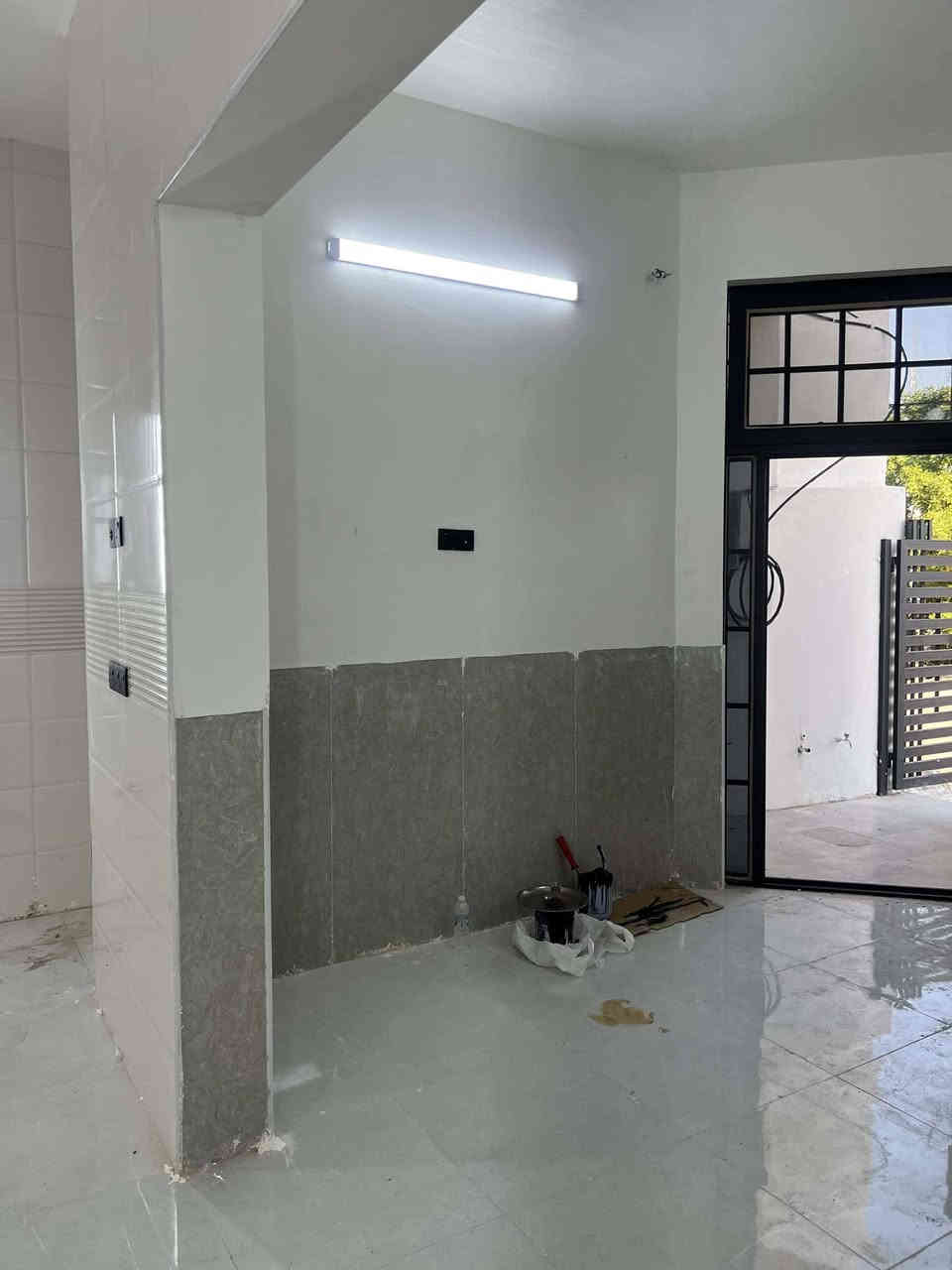 عرض مميز: ثلاث شقق عامودية للبيع في المدائن / حي التجارة

الفرصة المثالية: لإسعاد العائلة بمكان واحد يجمعها، أو استثمار مربح وواعد.

· التفاصيل الأساسية:
  · نوع الملكية: طابو ملك صرف .
  · المساحة الإجمالية: 80 متر مربع لكل شقة.
  · الموقع المميز: بغداد - المدائن / سلمان باك - حي التجارة.
· التصميم والمواصفات:
  · توزيع كل شقة: غرفة نوم + صالة حديثة مفتوحة على المطبخ + استقبال + صحيات .
  · مواصفات البناء العالية:
    · الأساس: رفت مسلح.
    · الأسقف: صب كونكريت مسلح (درجة أولى).
    · الأرضيات: بورسلين والجدران 
سيراميك للمطبخ والحمامات، وتبليط فاخر في باقي الأجزاء.
    · الجدران: تشطيب جص وبروك.
    · الأبواب الداخلية: خشب صاج.
    · الشبابيك: ألمنيوم.
    · السطح: مغلف (شتايكر).
· مميزات إضافية:
  · خصوصية تامة: الشقة الأرضية لها باب خاص، والشقتين الثانية والثالثة لكل منهما درج وباب مستقل.
  · الخدمات متكاملة: ماء، كهرباء، مجاري، انترنت، أرصفة مقرنصة، وشارع عريض.

للاستفسار أو لمعرفة السعر، نرجو التواصل عبر:

📞 هاتفياً أو واتساب: *********** | ***********

📩 أو المراسلة عبر: الماسنجر، الفايبر، أو التيليغرام.

الوسيط العقاري:
أبو صهيب المولى
للخدمات العقارية الموثوقة
