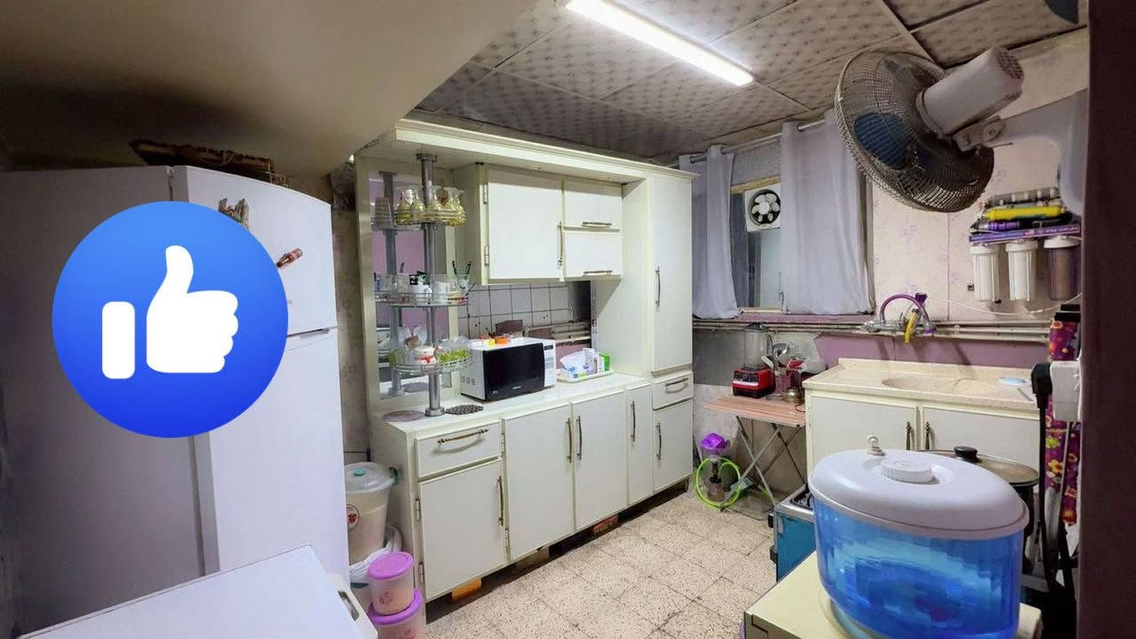 السلام عليكم ورحمة الله شقه للبيع 
مساحه 107م موقع حي الاعلام 
مجمع 6 قرب الشارع العام 
تحتوي على 
صاله مطبخ خدمات مع ثلاث غرف نوم 
للتواصل واتساب/***********
سعر مناسب جداً
