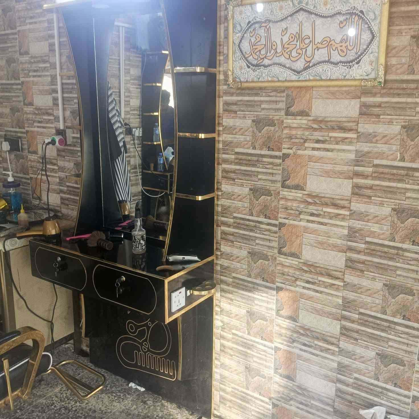 للبيع ميز حلاقه مع الكرسي للتواصل السعر 350وبي مجال ***********
