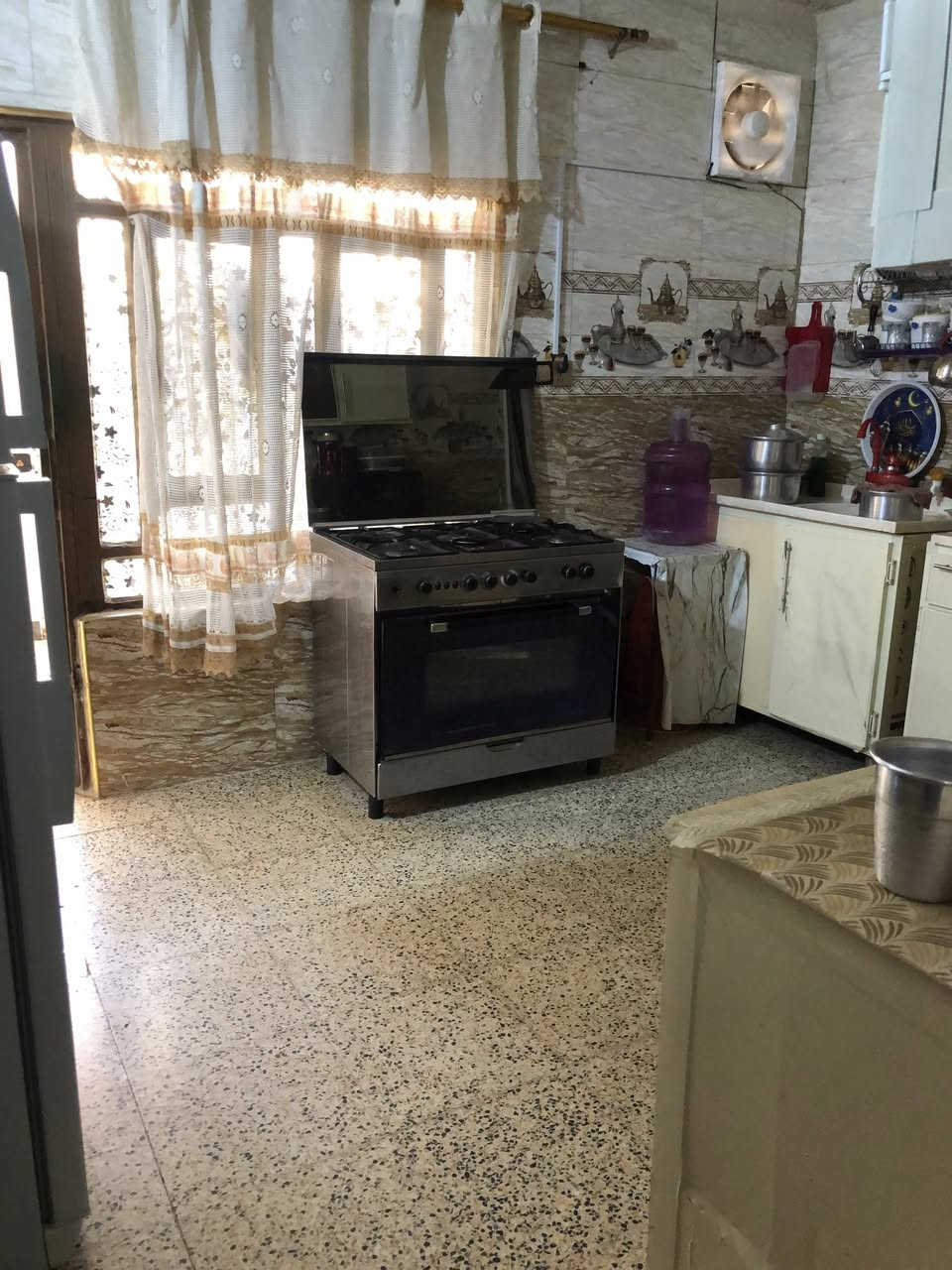 بيت للبيع🏡
• الموقع: الحلة، منطقة أبو خستاوي، فرع منصور السماك.
• المساحة: [100 متر]
• البيت [طابقين] 
• الخدمات: المنطقة مخدومة بالكامل
💰 السعر:[24] وبي مجال 
📞 للتواصل والاستفسار: [***********]
