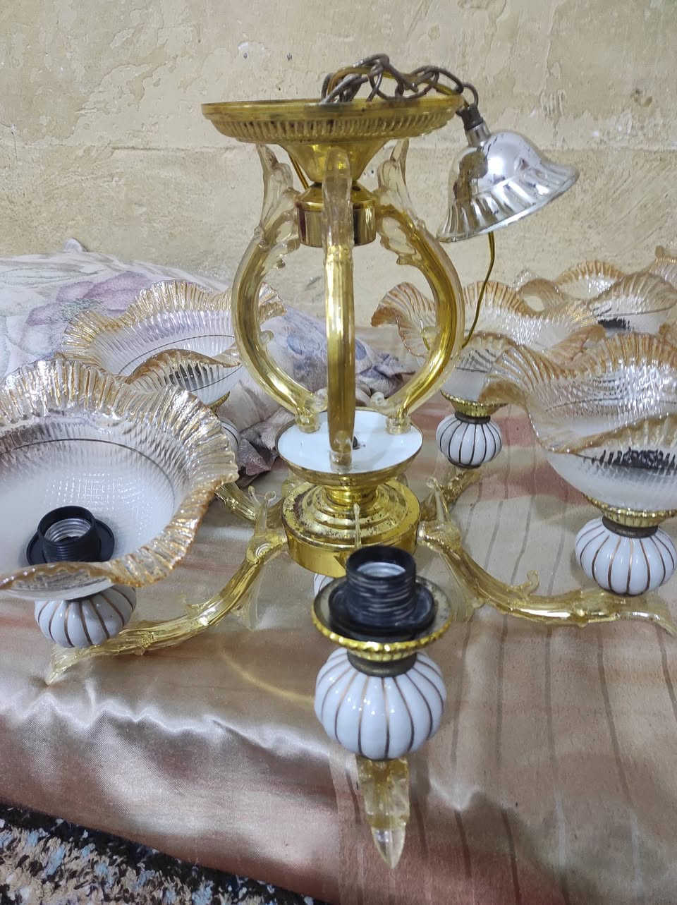 ثريات عدد أربعة للبيع
نقص طاسة واحدة 
السعر 60 الف اربعتهن
هـ ***********
