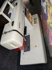 تطريز • مكينة خياطة