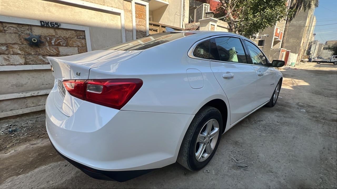 سيارة شيفروليه ماليبو، موديل حديث، لون أبيض. بحالة ممتازة من الداخل والخارج، بدون أي صبغ إضافي أو ضرر. السيارة مزودة بجميع الميزات الأساسية لراحة وأمان السائق والركاب. المقصورة الداخلية واسعة ومريحة، مناسبة للرحلات الطويلة واستخدام اليومي.