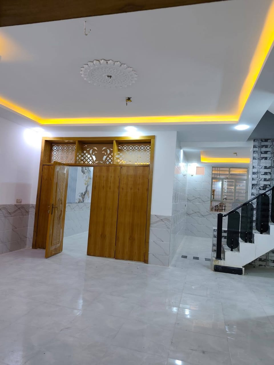 دار للبيع 🏡
 شغل نضام تركي كلش مرتب👌🏻
150 متر  #سند_25
بسعر 53 مليون #قابل_للتفاوض

غرفتين/صاله/مطبخ/صحيات 2/استقبال
كراج كبير/مكشوفه 
ماء/كهرباء/سوق/مدارس/تبليط #عرض_15

الموقع 🏡 نجف/شارع الصب عمود 317 
للتواصل
***********
