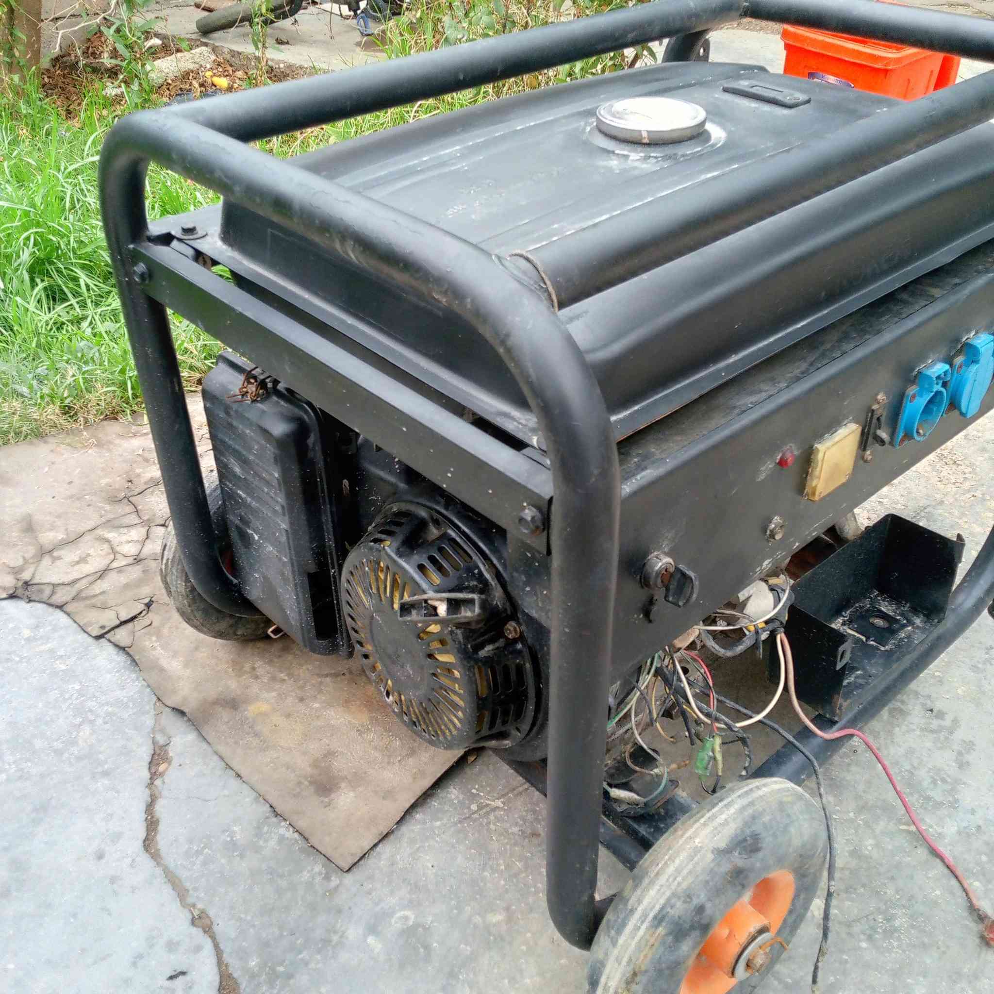 بيع مولده بنزين 5 كي في سعر 250/***********
