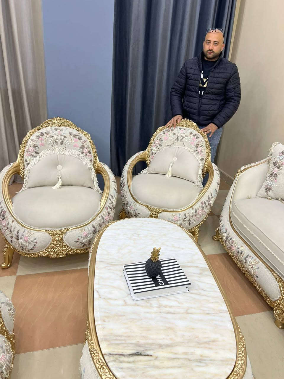 طقم صالون على أعلى مستوى من الجودة تطريز هاند ميد دهان حرارى خشب زان احمر إسفنج أعلى كثافة حفر يدوى متاح تغيير لون القماش ومتاح تنفيذ اى كمية وبسعر المصنع 
للحجز والاستفسار يرجى الاتصال بنا ع الارقام التاليه 
01062592268
015 54642268 
يوجد شحن لجميع الدول


**إذا كنت صاحب هذا الإعلان وتريد حذفه لأي سبب، رجاءا أرسل رسالة إلى الدعم الفني**