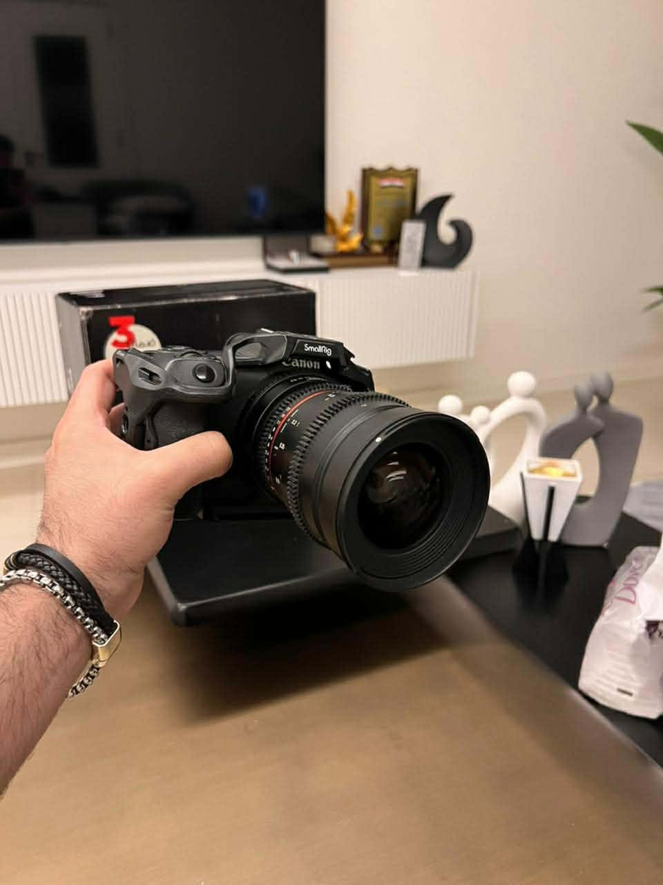 Canon R5
مستخدم قليل جدام عينك النظافه مثل الجديد
مستعجل للبيع سعر 2700  وبيه مجال 
***********
