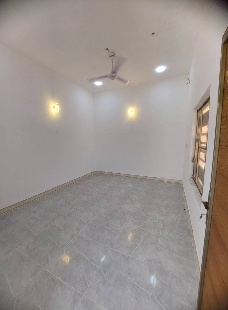 السلام عليكم بيت حديث للبيع مساحه 100 متر طابو زراعي عراقي يحتوي على غرفتين وصاله ومطبخ ودوانيه وصحيات داخليه وخارجيه 
العنوان البصره ابي الخصيب البهادرية قريب لشارع الخارجي 
سعره ٦٥ وبي مجال 
*********** البصرة, العراق
