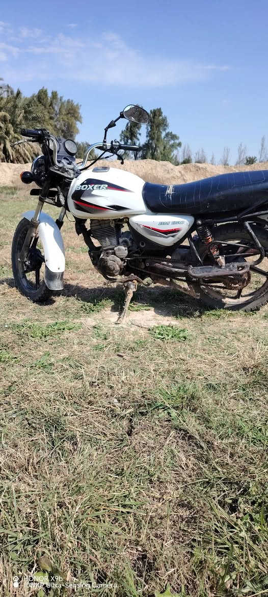 السلام عليكم دراجه بوكسر للبيع موديل 20 اوراق اصولي شرط الترقيم الدراجه محوره محرك ستوته او كاصين البوري الشيال او ملحوم  مثل ما موضح بل صوره الدراجه انطي وياه محرك دايوان عوزه بس بوش او بستم  مكان واسط قضاء الحي السعر 750  للستفسار الا تصال على ***********
