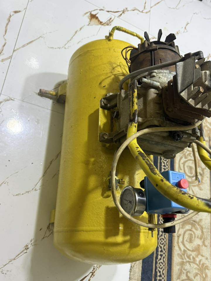 السلام عليكم للبيع كمبريسر 50لتر 
بي خلل بسيط ابيعه فحم 
سعره 85 وبي مجال بسيط ***********
