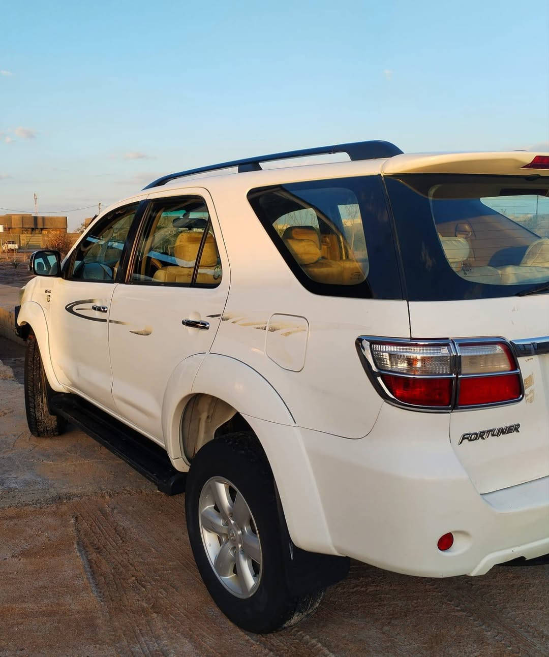 السلام عليكم تيوتا فورچنل 7راكب 2009 سعودي ام الدعاء  رقم بغداد بأسمي تحويل ثاني يوم
مكفوله كفاله عامه كير محرك حداديه بشرط
ماعدا المؤشر بالصوره 
فول مواصفات 
محرك 6 سلندر
فور ويل
نظام دفلك
دواخل بيجي
كشنات جلد بلاد +دوشمه جديده وتربرو الاصلي 
شاشه +كامرا بك +بلوتوث
تحكم ستيرن
مثبت سرعه
 التبريد مركزي 3قطع 
دكم تبريد لمس
لايت عدسه
عينه ليزري
اشاير بالمري +اشاير بالچاملق
ماسحه +زراگ بالباب الخلفي
السعر 178وبيها مجال
رقم***********
 وبالعافيه لتكون من نصيبه سياره حيل جديده
