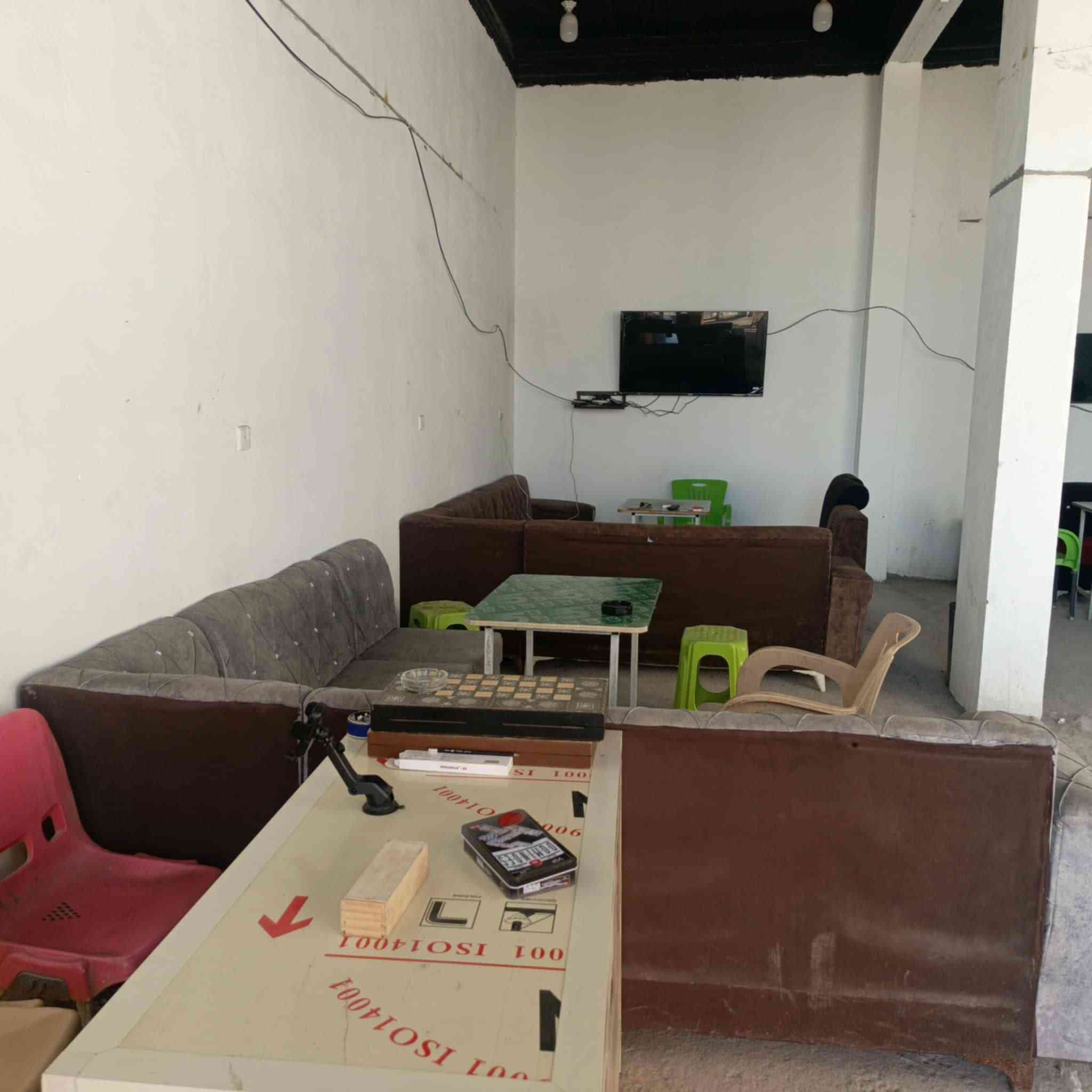 السلام عليكم للبيع مجموعه اغراض مال كوفي العنوان مقابل بانزينخانه الميقات 
للاستفسار أكثر الاتصال على رقم ***********
