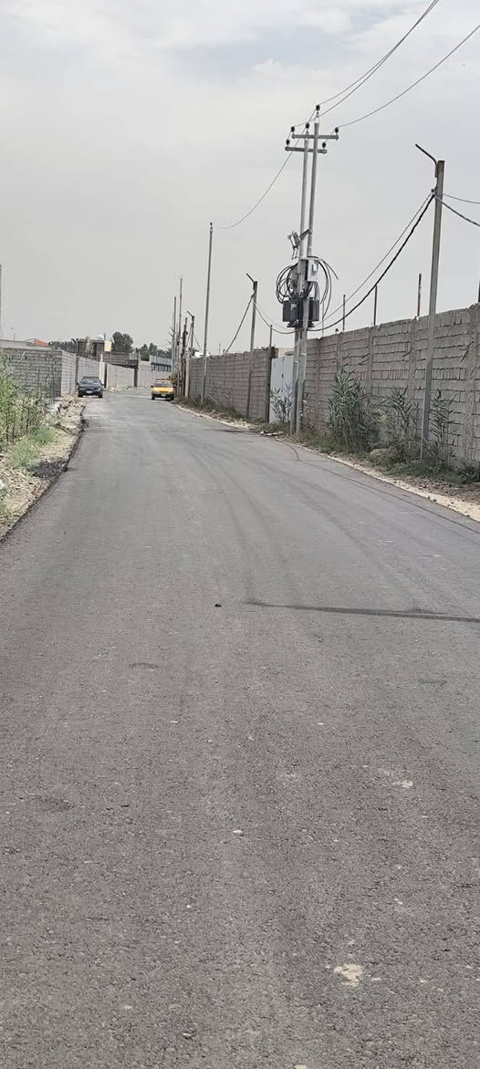 بيت للبيع ( فقط بيع بدون مراوس )
المساحة الكلية ( 833 متر مربع ) الواجهة 24.25 متر والنزال 34 متر
مساحة البناء 156 متر مربع سند 25 في بغداد/ التاجي/المصابيح قرب مدرسة المصابيح الأهلية
تم اكمال البناء سنة 2024 الشهر الخامس

بالنسبة للبيت: 
ثلاث غرف نوم 4×4 
مطبخ 6×4
استقبال 4×7
حمام 2.75×1.75 
حمام للضيوف 1.25×1.25
حولي داخلي 3×5
البيت مبني بطرق هندسية ومتانة قوية وهنالك تفاصيل للبناء موضحة في الفديوات

الكراج 20 متر يسع اربع سيارات

الحديقة كبيرة مزروعة ثيل بالكامل مع أنواع الزهور والحمضيات والنباتات المثمرة والنخيل وممر من الكراج الى باب الاستقبال بأقواس من الورود المتنوعة الألوان على طول السنة مع عريشة للعنب والنباتات المتسلقة

السطح شتايگر مع اربع مرازيب موزعة في كل ركن
البيت مصمم لعمل مشتملين معزولات بدرج خارجي في الطابق الثاني مستقبلا

سياج بلوك بارتفاع 3 متر 

بالنسبة للخدمات يوجد بوري ماء رئيسي 4 انج امام الباب
محولة كهرباء للفرع مشدودة وسيتم ربطها بالمحطة الرئيسية قريبا
تبليط جديد للشارع مع العلم ان عرض الشارع 8 متر 
سبتتنگ كبير

سعر البيع: 285 مليون مع مجال بسيط
 للاستفسار اكثر : ***********
