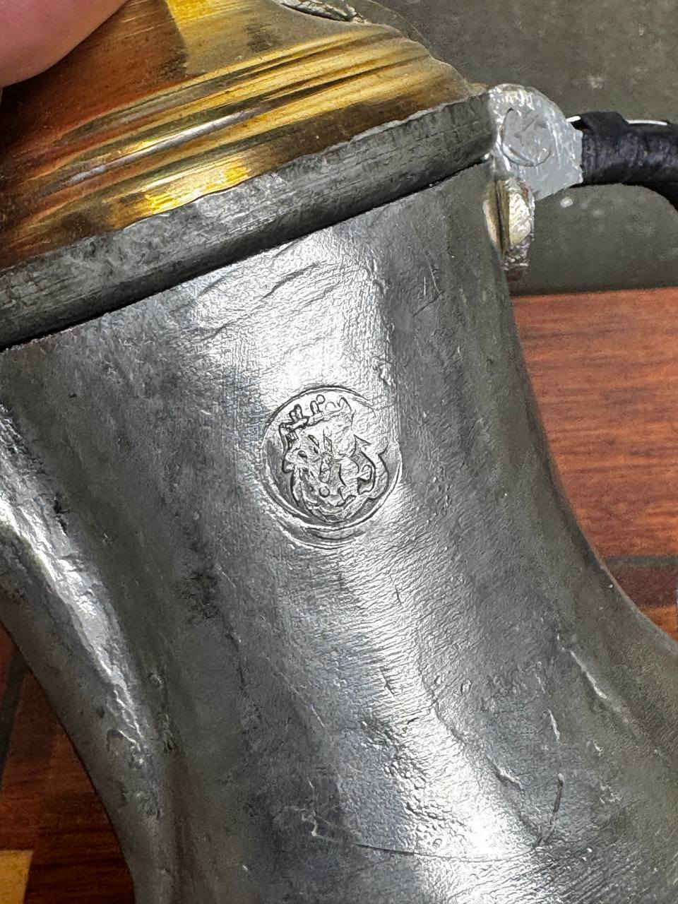 دلة بغدادية غطى ناصي شغل عماد مهدي صالح مختوم قياس 22سم غير مستخدم نضافة 100/100
***********بغداد
