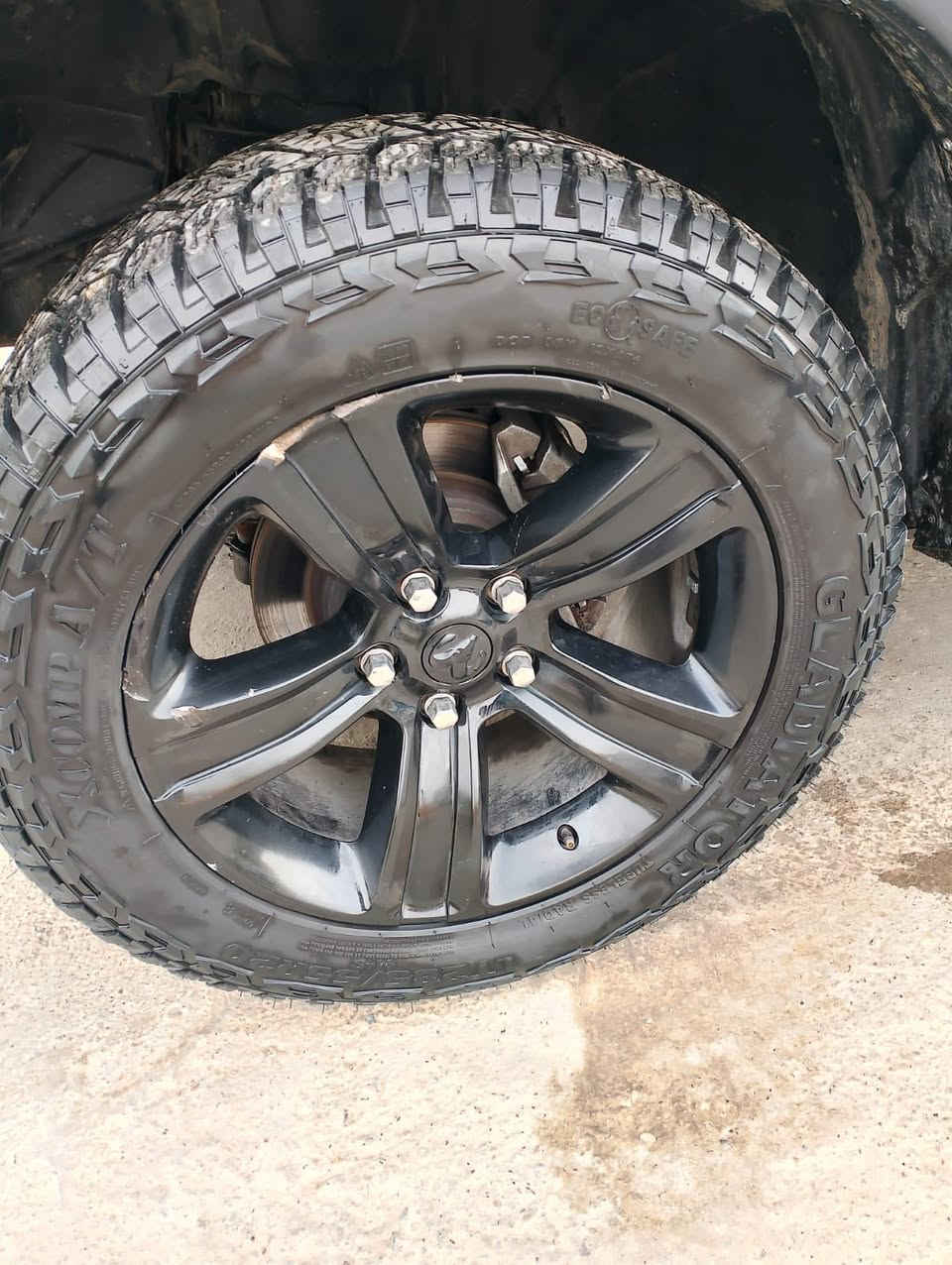 السلام عليكم
اقره تفاصيله كامله اله تتصل 
دوج رام 2023  V6 رقم اربيل الدولي 
هزه وسنويه وارقام جدد تحويل او وكاله
باب طويل بدي قصير المرغوب
ماشيه 50 ألف سياره بعدها كله ع وضع شركه 
مكينه 6 سلندر 3600 اقتصاديه 

السيارة حادثه صفحه يمنه بدون شواصي نهائيا ولا تكم ولا دواخل 
ايرباك برده فقط 
ابيع سياره مصبوغه حزام بس هيه مو حزام 
تكم قماره شواصي دواخل مكفولات 
المواصفات 
شاشه تيسلا وكامره خلفيه وحساسات 
كشنات جلد احمر وكهرباء 
تايرات جبليه اصليه وسبيسرات ونفخات جاملغ 
محجر وغطاء بدي 
دوسات بلاديه 
لايت زنون 
كير ومكينه وصدر وتبريد ع وضع شركه 
بدون اي نقص سياره جاهزه 
مكانه بغداد الكرخ 
السعر 195
***********
