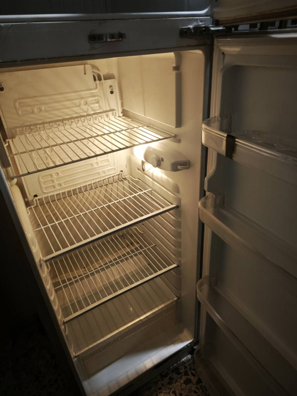 ثلاجه  للبيع. 10قدم. اخت الجديده سعرهت 150قفل للستفساى *********** بغداد شارع فلسطين
