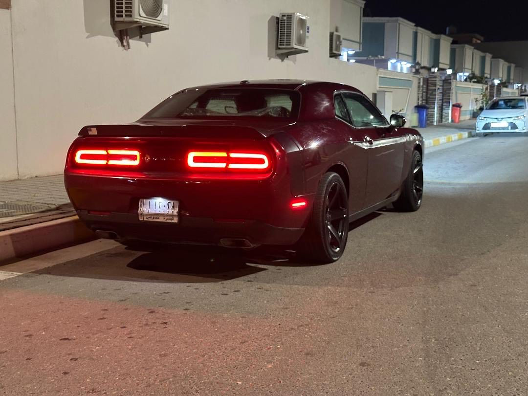 السلام عليكم
جالنجر 2018 
وارد امريكي حادثها جانبي 
مبدل باب وجاملغ وجاملغ خلفي بي تعديل 
ماشيه 76 ميل ، مكينه 8
كامله السيارة اي نقص ما بيها من كلشي 
رقمها بصره ومكاني بالبصرة 
سعرها 145 
التفاصل اكثر اتصل 
***********
