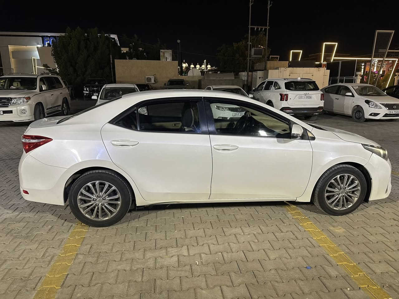 كورلا 2015 xli خليجي
مكينة 1600 محرك وكير مكفولات (معتني بيهن البانزين بس محسن والدهن sp وحتى مبدل دهن الكير يعني راسك بارد) بيها بارد الباب الي خلف السائق والجاملغ مالته وبارد بالجنطة ووجلخة (مو ضربة) بالبنيد الحدادية وتايرات وتبريد كله جديد واصلي  شاد شاشة (كبيرة رام ٦ وذاكرة ١٢٨ بيها كار بلي وانرويد اوتو وايرلس) وكاميرا تسجيل امامي
السعر:١٤٠ ورقة وبيها مجال
 موبايل: ***********
