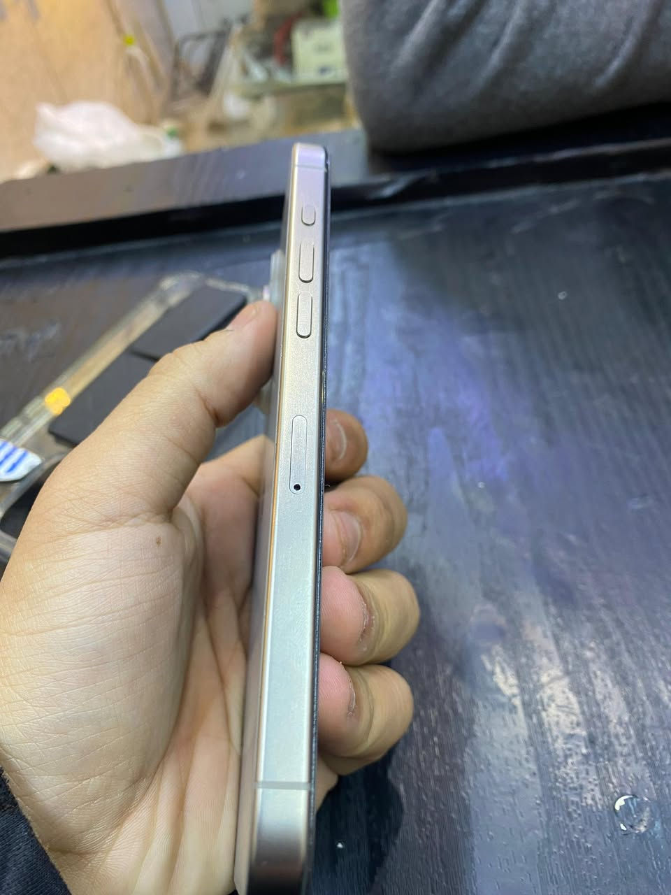 سلام عليكم للبيع ايفون 15بروماكس 256شرث اوسط كلش نضيف كلشي بي شغال وتمام مبدل بطارية اصلية نقطة بالشاشة ما ماثرة ابد ٧٠٠ الف قفلة ٦٥٠ اقل لا تدخلي مكاني بغداد ***********
