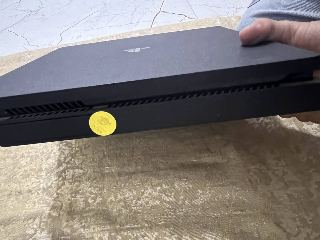 السلام عليكم ps4 ذاكره 500 مع ملحقاته كامله مع اقراص 2 وجوستك عدد 3 نظافه 100‎%‎ استعمال قليل السعر 300 وبي مجال العنوان بغداد الغزاليه
