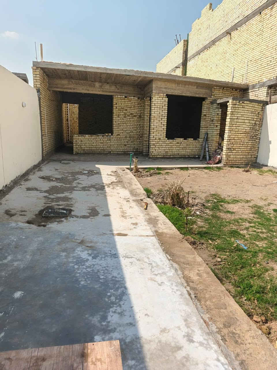 سلام عليكم  بيت المساحه الكليه 700 متر بي  ثنين بيوت اول بيت مساحه 120 كامل فول ل اخير بناء 2026 موثث تريد اثاث بدون ثاث مكو مشكله 
البيت الثاني مساحه م240 هيكل باقي بي نواعم 
العنوان جسر ديالى الكرغوليه السايد الواحد وره البنزين خانه قريب عل شارع سند 25 بسمك خدمات فول مي او كهرباء او تويله شارع عريض موقع ممتاز احله مربع بل كرغوليه 
سعر اتصل 
رقم التلفون ‭0776 630 6772‬
