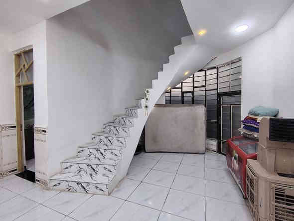 بيت للبيع كوت حي الحكيم شارع بيت عطوف مساحه 275متر على نفس الشارع بناء حديث بلوك اساس طابوك سكف صب خدمات ماء كهرباء مدارس مرقم من قبل بلدية واسط 
يتكون من ...غرفتين نوم..هول..مطبخ..استقبال..مجمع صحيات داخليه وخارجيه..كراج ..حديقه..محل..
السعر خاص.       ***********
