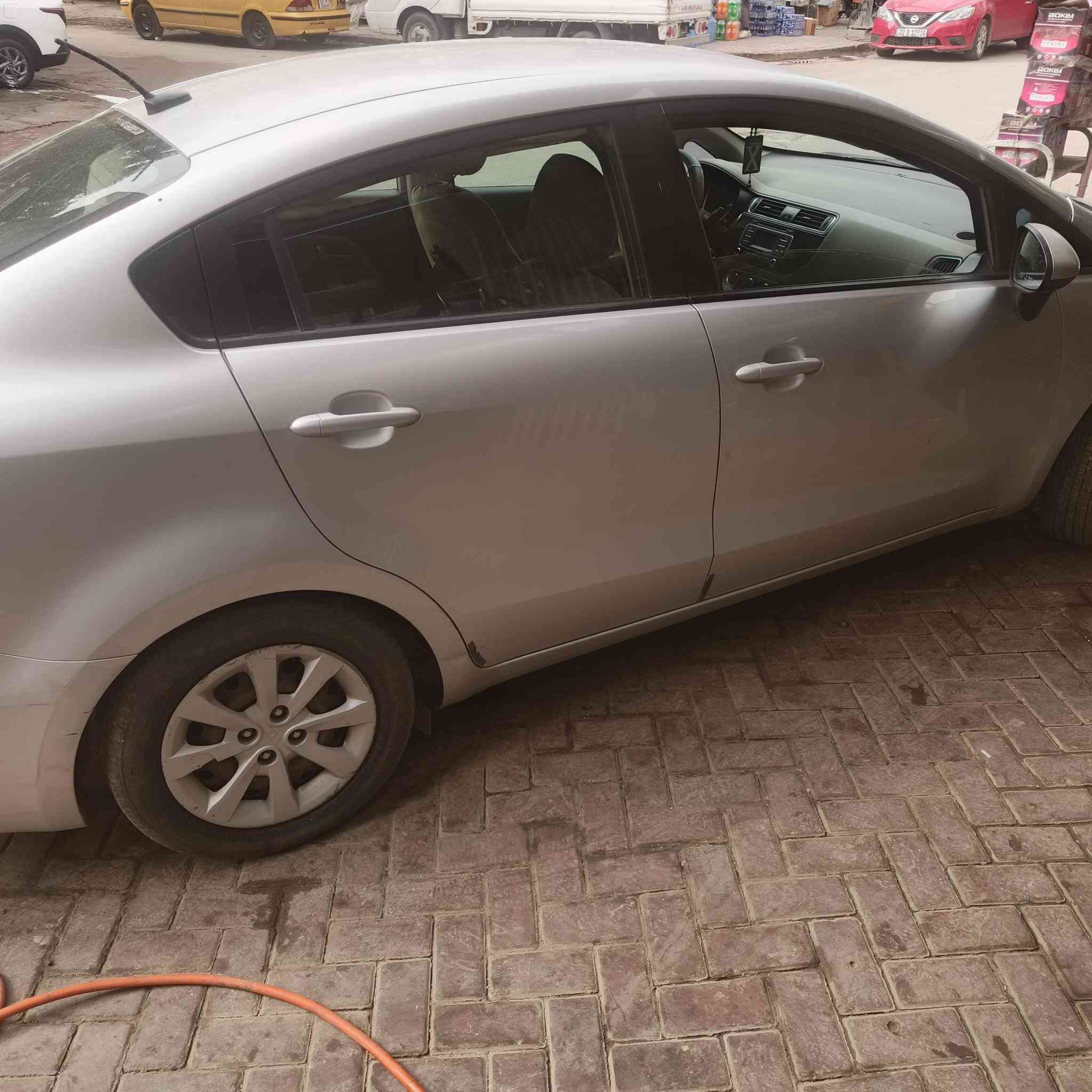 السلام عليكم من رخصه الادمن كيا ريو للبيع السياره محرك وكير مكفول والسونارمرفق بالصور *********** السعر ٧٧ ورقه
