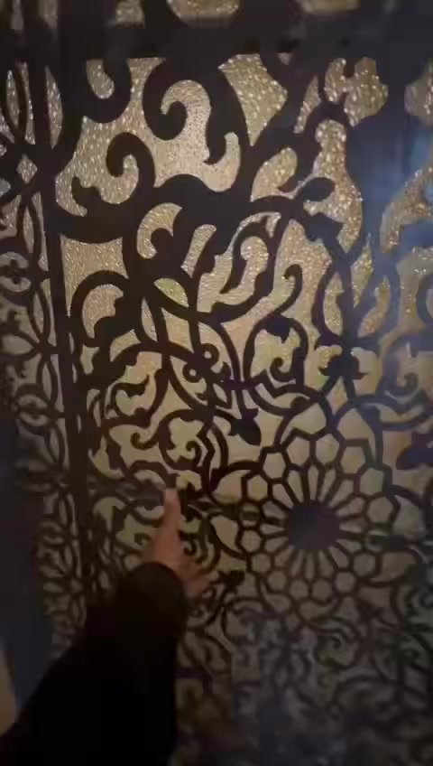 شقة للإيجار أرضية  داخلية تحتوي ع غرفتين صالة مطبخ معزول وثلاث مناور نضام مشتمل باب معزول وياها كاونترات جدد وطباخ وثلاث سبالت واطور وتانكي الايجار ٦٠٠ قفل عائلة فقط صايره بل اعظميه بشارع قاسم وقرب البانزين خانه مال اعظميه 
للاستفسار/***********
