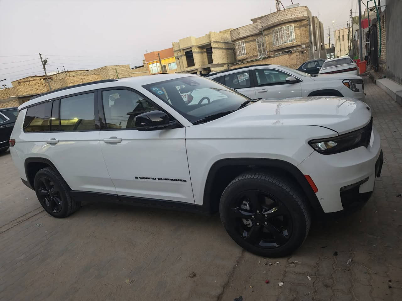 سيارة جيب كراند شيروكى ليميتد   7راكب الموديل:2023 رقم بغداد  مكفولة  كفالة عامة فقط بارد في الجاملغ الايسر جهة السائق
العداد:42الف ميل قابل للزيادة
المحرك: 3.6 
المواصفات:
*نظام دفع رباعي 4X4 متطور
*الصندوق كهربائي 
*رادار تفاعلي مع خاصية التوقف والانطلاق
*تحذير النقطة العمياء
*تحذير الخروج عن المسار
*نظام المحافظة على البقاء فى المسار
*خاصية المساعدة على التوجية فى التقاطعات لتفادى الحوادث
*حساسات امامية وخلفية
*كاميرات 360 للرؤية المحيطية
*المرآة الداخلية مزودة بشاشة لعرض الكاميرا الخلفية
*نظام مانع تصادم خلفى
*المقاعد الخلفية مدفأة
*مقعد السائق والراكب كهربائي
*مقعد السائق ذاكرة
*نظام ابل كار بلاى و اندرويد اوتو لاسلكي
*نظام صوتي فاخر
*دخول ذكي (بصمة)
*نظام التشغيل عن بُعد
*نظام التحكم التلقائي في الضوء العالى
*ماسحات زجاج أمامي حساسة للمطر

*انماط قيادة متعددة رياضية وللطرق الوعرة

البصرة شط العرب الاكوات

السعر : 320بيه مجال بسيط 
الاتصال :***********
