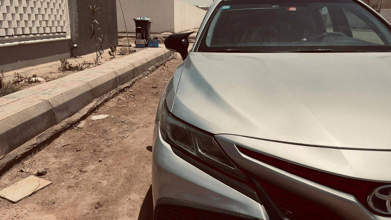 السلام عليكم 
كامري هايبرد  2022 فئة LE اعلى فئة  وارد خليجي 
مكفولة  / نص فول ، اللون سـلڤر
محرك 4 سلندر 2500 
ممشى130 الف كيلو ، رقم بغداد حرة بأسمي 
اقتصادية  جداً وكل أمورها جاهزة ونظيفة ومابيها اي نقص 
سعرها 188 ورقة وقابلة للتفاوض ( بيها مجال ) 
العنوان الناصرية / ***********
بنيد مصبوغ ( بدون ضربه ) / بارد شبر فوق التاير الخلفي  ( فـــقــــط )
والسيارة كاملة مكفولة كفالة عامة
