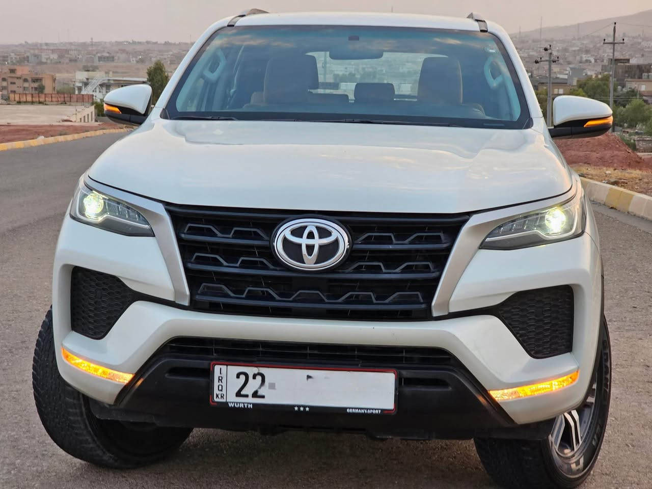 فۆرچنەر 2022
دەبڵ ئەکسل شاشە و کامێرایە 
بێ سبووخ و شوخت زۆر خاوێنە لەسەر دەقی شەریکەیە 
 50هەزار کم رۆیە  
کامل سێرفزی شەریکەی تۆیۆتایە 
یەک دینار مەسرفی نیە 
تایە و ویل و هەموو شتەکی نوێیە 
رەقم و سەنەوی نوێیە تا 2028
شوێن هەولێر 
*********** أربيل, العراق
