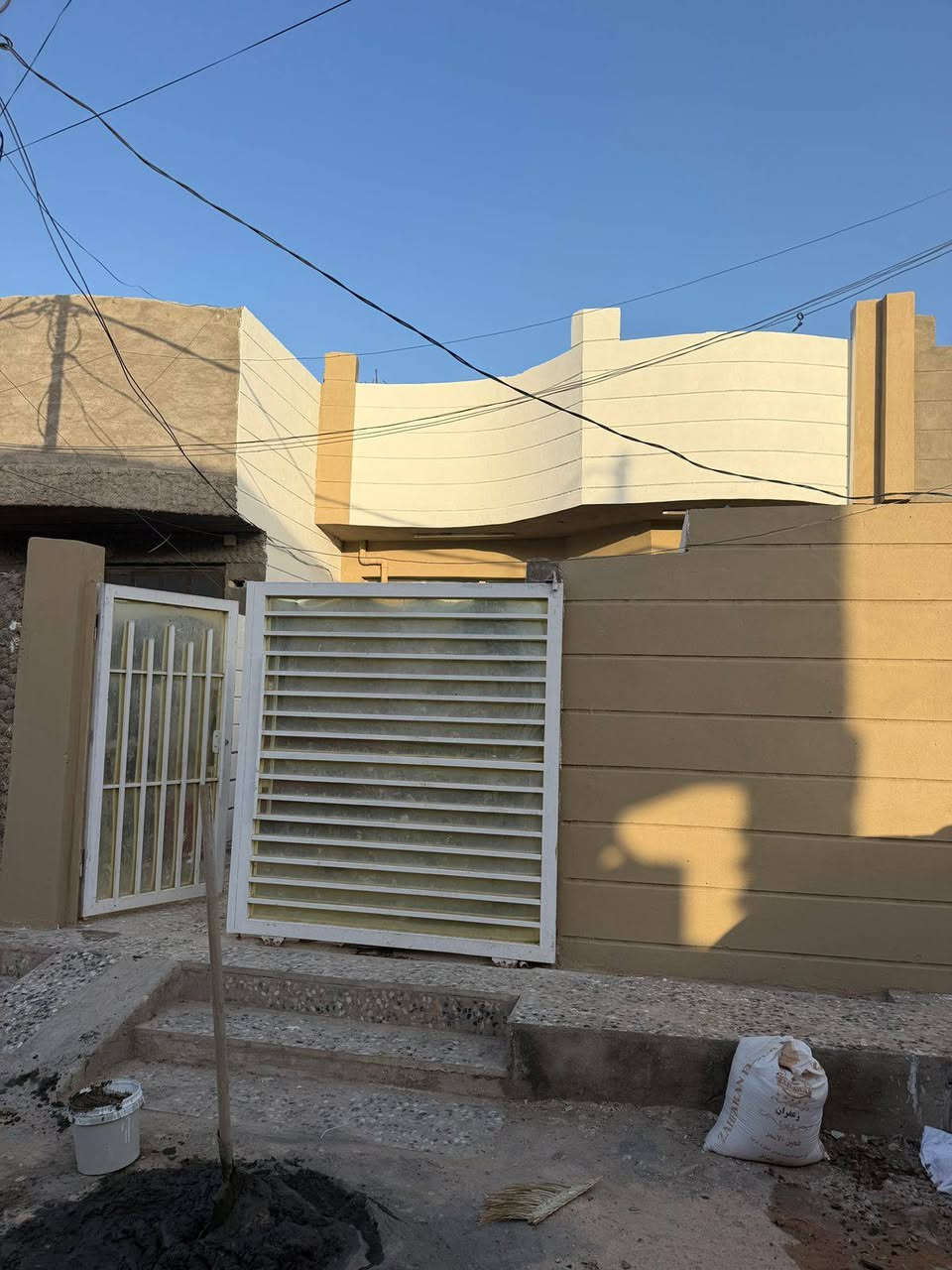سلام عليكم بيت مساحته 125 طابق واحد طابو صرف كامل وبناء حديث.. مراوس بنص بقطعه او بيت في حي الحسين ابو غرق
***********
