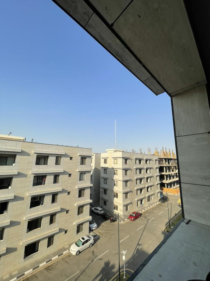 السلام عليكم
شقه للبيع بنظام تحويل القرض
(طابق رابع  اني اختاريتها بالطابق الاخير حتى ماكو ازعاج من الساكنين فوك مع العلم كانت متوفرة غير خيارات )
الشقة طرفية 
في( مجمع الزهراء السكني)  
مقابل معسكر الرشيد
 
مساحة الشقة 160م المساحه الكلية.
تحتوي ..
صالة .+ مطبخ + حمام عدد 2 +
3 غرف نوم  (واحدة  نظام سويت ) + بالكون  
تبريد مركزي  ( 5 سبالت)
 
 مصعد كهربائي 
الطابق هادئ يحتوي على  اربع شقق فقط
* مجمع قريب الكراده 
* المجمع مزود بسكيورتي وكامرات حماية على مدار 24ساعة 
للاستفسار واتس اب 
***********
