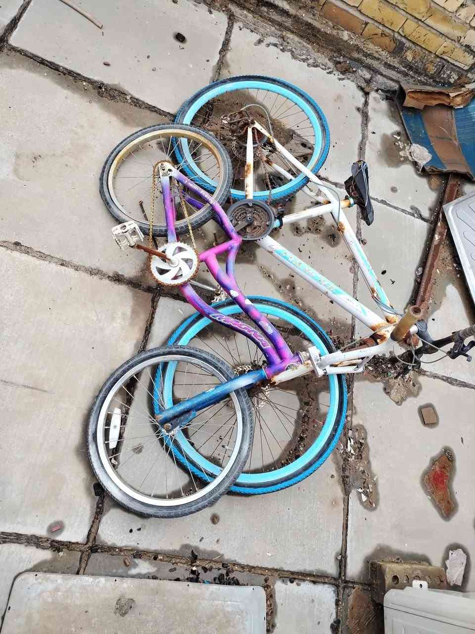 سلام عليكم مجموعه بايسكلات للبيع
العنوان حريه قرب محكمه العدل وهذا الرقم ***********      قيم وطي سعرك بما يرضي الله
