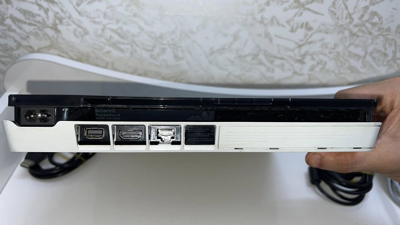🎮 بكج كامل لعشاق الكيمنك - PS4 Slim مهكر مع UPS بحالة الوكالة!🎮

للبيع جهاز PlayStation 4 Slim بحالة ممتازة جداً (شبه جديد)، الجهاز ما مفتوح نهائياً واستعماله جداً قليل ونظيف (على الفحص والشرط).

1- الجهاز مهكر جاهز، يعني تنزل عليه أي لعبة ببالك. 

2- يجي وياه جهاز UPS للحماية من انقطاع الكهرباء والوطنية، يعني تلعب وأنت مرتاح.

📦 الملحقات اللي تجي وياه:

•جهاز UPS نظيف وشغال تمام.

•5 جويستيكات (يدات): 2 أصليات مال بلاده + 3 تجاريات (تفيدك للجمعات ولعب الشباب).

•كامل وايراته الأصلية (واير الطاقة + واير الـ HDMI).

🔥 الألعاب المحملة داخل الجهاز وجاهزة للعب فوراً:
⚽ FIFA 2025 (أحدث نسخة)
⚽ PES 2021 (المحبوبة بنسختها الكاملة)
🚗 GTA V (قراند 5)
🤠 Red Dead Redemption 2 (أقوى ألعاب القصة)

💰 السعر: 450 ألف دينار (وبي مجال بسيط حك الجية للشراي الصامل).
📍 المكان: بغداد - الأمين الثانية (مدخل الجمهورية - قرب مدرسة الفارس العربي).
📞 للتواصل: يرجى المراسلة على الخاص، أو اتصل على هذا الرقم : *********** 

ملاحظة: البكج كامل مكمل، أخذ واقعد العب مباشرة بدون ما تحتاج تشتري أي شيء إضافي!
