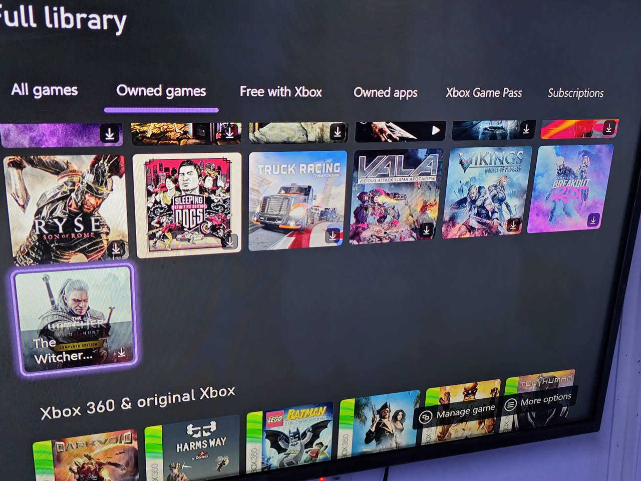 سلام عليكم 
جهاز اكس بوكس 1 فات نص تيرا.
ويا جوستكين والعاب مملوكه مثل ما موضح بالصور وحساب مشترك و4 اقراص.
 رايده مراوس ويه جهاز ننتيندو سوتش مهكر كامل الملحقات.


**إذا كنت صاحب هذا الإعلان وتريد حذفه لأي سبب، رجاءا أرسل رسالة إلى الدعم الفني**