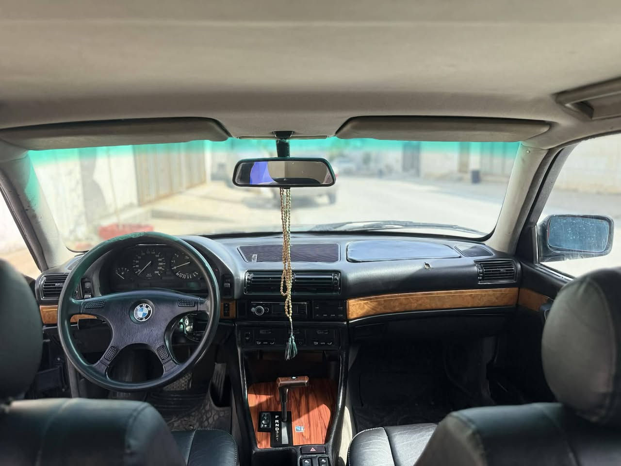 Bmw730
موديل 1991

سياره حلوه 

بدون ضربه 

صبغ عام جماليه 

شرط تحويل 

اربع جام كهرباء

كوبون بنزين موجود 

مكان سياره كركوك 

رقم موبايل ***********
