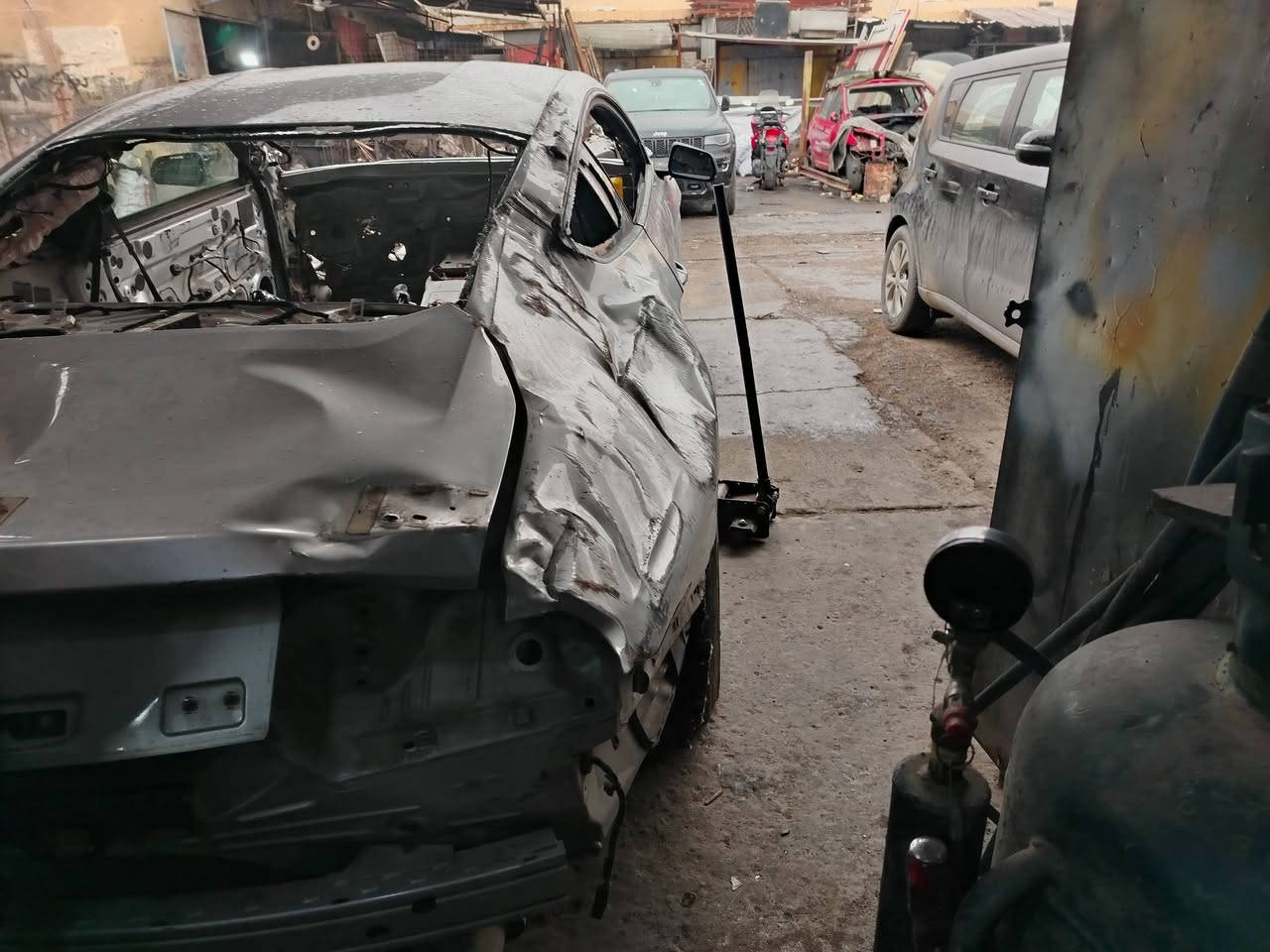 بفضل الله، نقدم لكم خدمات سمكرة من الدرجة الأولى، دقة في العمل وإتقان في التفاصيل لجميع أنواع السيارات (القديم والحديث). 

✅ ليش تختارنا؟
شغل نظيف ومكفول يعيد السيارة لحالتها الأصلية.

خبرة في التعامل مع كافة الصدمات والأضرار.

أسعار مناسبة جداً وترضي الجميع إن شاء الله.

🇺🇸 عروض خاصة لمستوردي السيارات (الوارد الأمريكي):

مستعدون لاستلام وتعمير وجبات السيارات الواردة وتجهيزها بأعلى المستويات.

📍 موقعنا:
بغداد – صليخ.
📌 للوصول إلينا بسهولة،  
https://maps.app.goo.gl/7zpqK5E3y46b1daS9 " 

📞 للحجز والاستفسار (واتساب / اتصال):
الأسطى هادي السمكري: ***********
