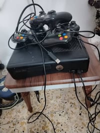 اكس بوكس 360 وياه هارد بي 17 لعبة و3 جوستكات للبيع 110 بي مجال مكاني ب...