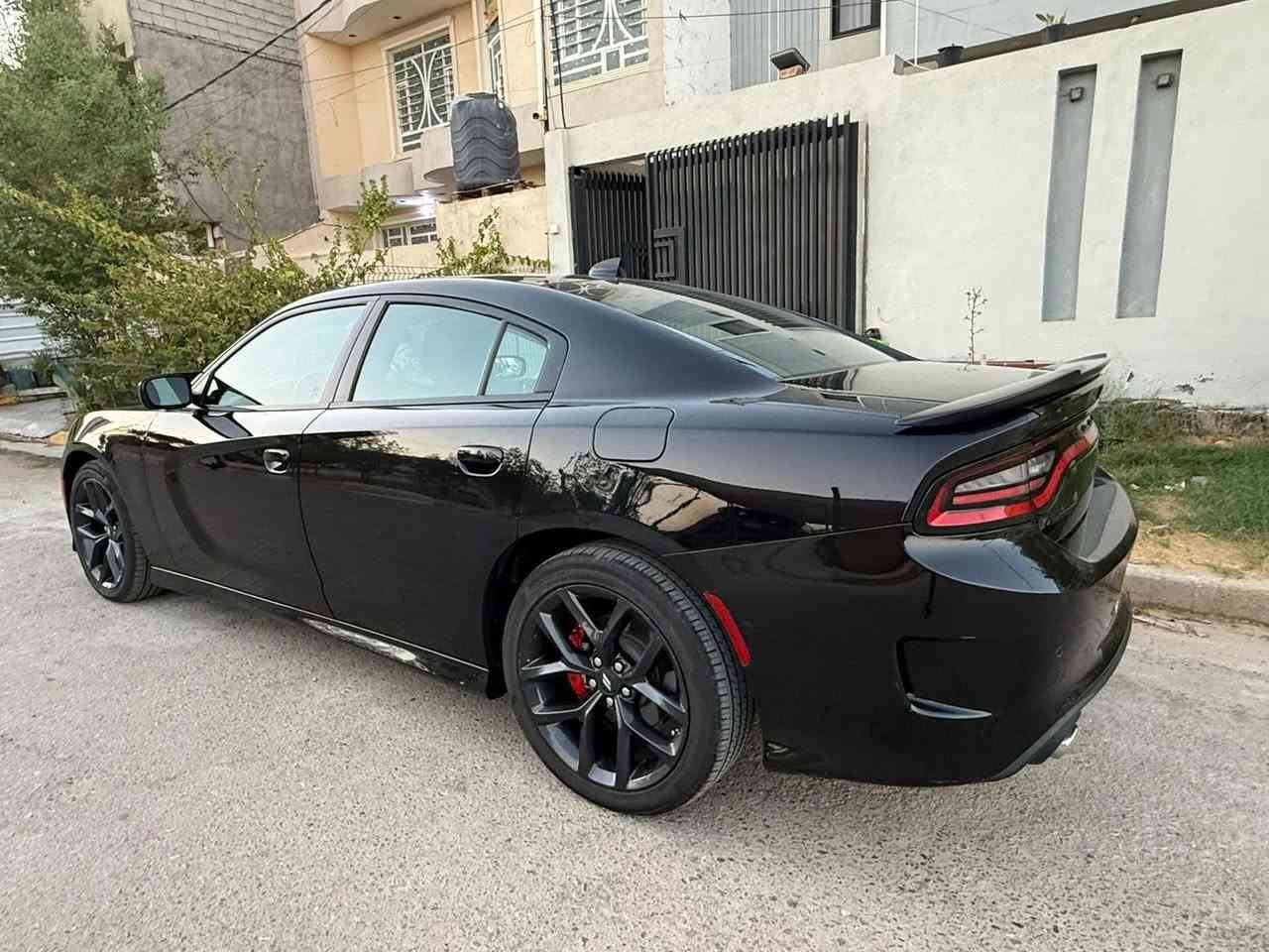 السلام عليكم چارجر موديل 2023 Gt (النداء الاخير) 
  رقم بغداد باسمي  تحويل ثاني يوم نص مواصفات
محرك 3600 انسى الصرف ومحرك قوي   
بصمه ابواب + تشغيل  
تبريد منفصل 
قطعتين تبريد 
شاشه جبيره 
گير عصا 
3 انضمه قياده / Normal / sport  / SUPER TRACK PAK 
 حادثها (بنيد+جاملغ ايسر تبديل وصبغ)  (وبيها بارد بلجاملغ الايمن) بسيط مبين بصور
بيها تعديل بسيط بشاصي الامامي  مكتوب بلتقرير  
ماشيه 51 ميل 
سياره نضيفه وخير من الله مال بيت 
سعرها 223 وبيها مجال 
مكانها بغداد 
*********** + واتساب 
***********
