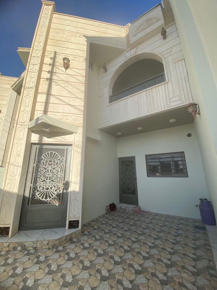 السلام عليكم للبيع دار طابو ملك صرف بأسمي حصرا     سنة البناء 2023
150متر واجهه7ونص نزال 20 طابقين مقابيل ساحه 
عنوان الدار تكريت القادسية مقابيل شارع النجده النهريه اقرب نقطه داله ابراج مول او روضة العلا 
التفاصيل الطابق الارضي يحتوي على حديقه خارجيه وكراج سياره ومطبخ وغرفه ضيوف وصاله وسطيه ومناور عدد 2 وصحيات وغرفتين نوم ..
الطابق الثاني يحتوي على سطحين شتايكر  وبالكونات عدد 2 وغرفتين نوم واحده منها سويت وصاله وسطيه مجموع عدد الصحيات 3 
بناء البيت طابوگ🧱 عازل وليس بلوك بناء مرتب وكله شغل درجه اولى سقوف نقش مغربي أبواب خشب تركيه الصحيات تعليگ واجهه حجر حلان الارضيه سيراميك اسباني رباط البيت 6سم  داير مداير البيت .. موقع حلو وهادء قريب من النهر يعني الماء متوفر 24 ساعه   #ملاحظه الأرض بچر وليس دفن يصلح للأستثمار ويصلح للسكن البيت 
السعر 149 مليون وقابل للتفاوض علمآ هذا السعر فارغ بدون اثاث للأستفسار خاص او الاتصال على الرقم *********** #ملاحظه البيت مسكون حاليا اني ساكن بي عند البيع خلال اسبوع يتم تفريغ البيت
