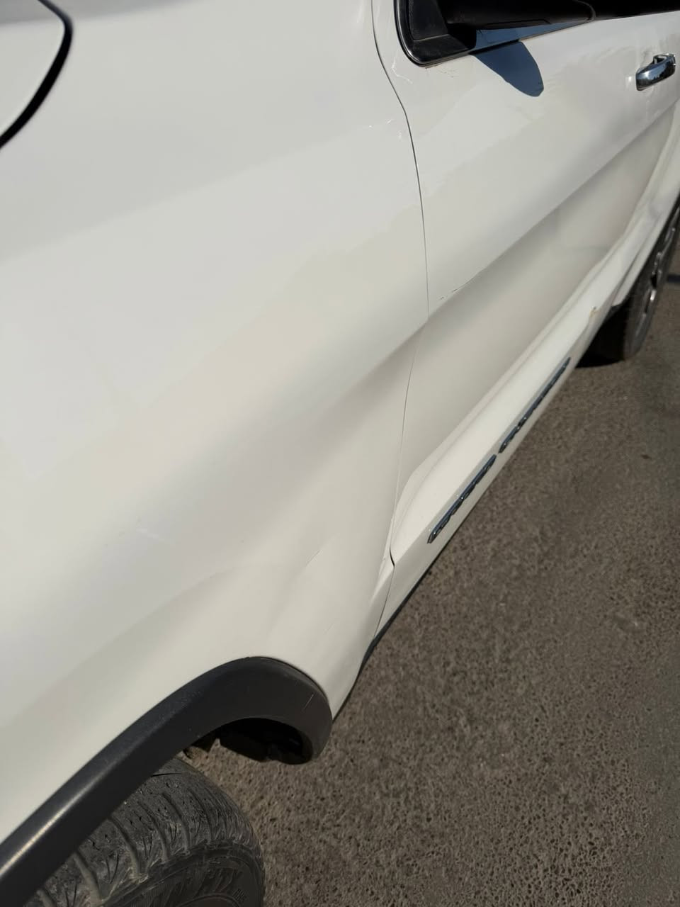 السلام عليكم
جيب شيروكي ليمتد بلاس 
موديل 2018 خليجي 
ضرر : تبديل دعامية وبنيد اثر حادث والايرباك طاك بيها صبغ باب وجاملغ خلف السائق وبيها رصعة كد الإصبع ويحتاج ترتيبات بسيطة مثل صيانة بالمحرك .. لكن السيارة شغالة وتمام. بس لازم اذكر كل الموجود للأمانة 
الشواصي نضيفات 
المواصفات الخليجي معروفة (فول مواصفات) )”السيارة شكلها كلش حلو 
ماشية 118000 ميل رقم بغداد.
العنوان بغداد 
السعر : 22000 $ 
***********
