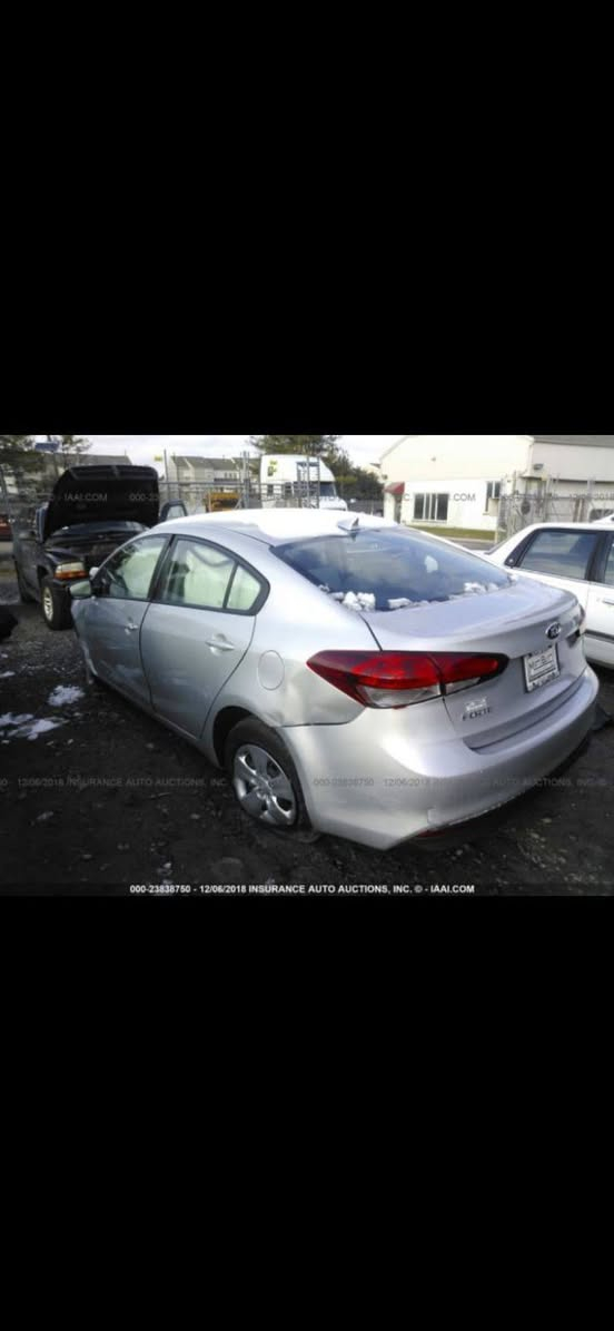 السلام عليكم
كيا فورتي 2018 وارد امريكي 
حادث بين البنيد والجاملغً بدون دواخل كامله من كل النواحي تخم تاير الصدر والحداديه كفاله عامه 
كير محرك  تبريد كلة جاهز 
بغداد مدينة الصدر 
&120 بيهةٍ مجال 

***********
