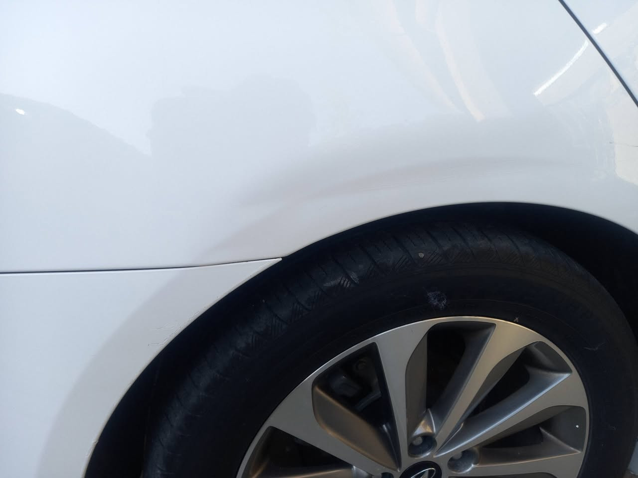 سوناتا ٢٠١٣ شكل ٢٠١٤
كشن كهرباء 

تبريد قطعتين خلفي وامامي 

شفتات ستيرن 

ويلكب كروم حجم ١٧ 

محرك ٢٤٠٠ دووش 

اشاير مري سحريه 

بلوجكتر مسدس 

داخل بيجي

لون ابيض ثلجي وليس صدفي 

شرط تخم تاير جديد 

وصدر جديد نفض 

 

لايت زنون عالي 

محرك مامفتوح 

السياره كلش جديده 

بيها شبر بارد تقريبا جاملغ أمامي 

ومكان زغير صبغ بل مثلث مال جاملغ لخلفي 

لاشخوط ولا تبديل مكفوله  
رقم انكليزي قبل سبوع بدلته 

مكاني بغداد التاجي 

*********** 

متوفر واتساب  السعر ١٤٤ وبي مجال شي بسيط
