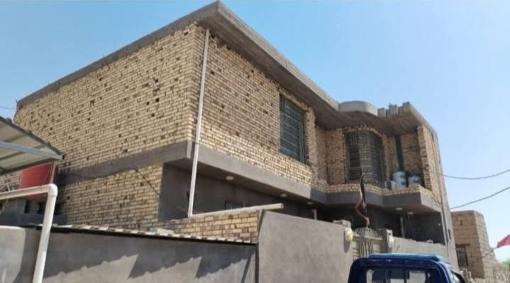 السلام عليكم دار للبيع في ناحيه الرضويه الرضويه الثانيه قرب مطعم العراق فرع عقيل الدعمي َمساحه الدار 140متر مربع يحتوي الدار على مطبخ وصاله واستقبال واربع غرف ومجموعه صحيات البناء حديث وجميل للاستفسار ***********
