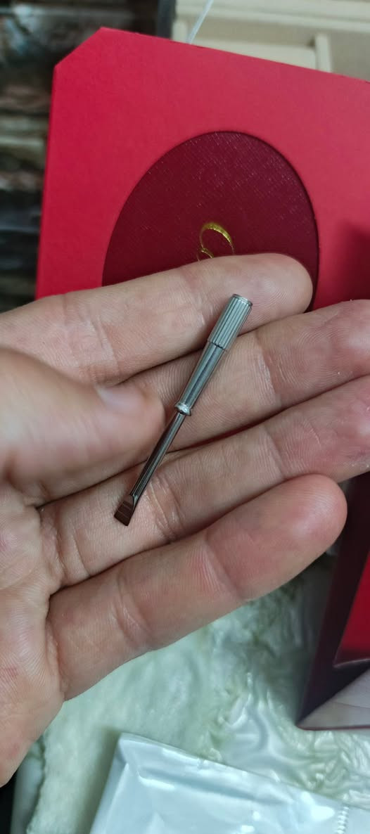 السلام عليكم اخوان هاذا. اسوار كارتير (الفيو)  لون (الابيض) او (الفضي) يجي وياة درنفيس وينفتح براغي من الجهتين يجي ويه السوار علبه وعلاكه خاصات بيه مثل مموجود بلصوره عندي كم قطعه منه ديبيع بسعر مناسب لحد يكلي اب 5 و ب 10 رجائن باوعولي الختومات ودقتهن ونعومتهن وتفاصيله اشكد دقيقه مختوم 750 ختمين بجهتين السرار مع ختم اسم كارتير وارقام ثانيه   مجاي اكلكم ذهب ابيض خالص ولا ابيعه علئ هل اساس عندي منه جموعه مرتبه دينباع غالي كلش لئن هاذا ماستر اني اريد ابيعه بسعر مناسب يعني بيع سريع الي يريد قطعه وحده يدلل والي يريد اكثر من قطعه يستفاد منهن ويبيعهن بلسعر الي يعجبه و الله يرزق الجميع علق حتئ لو متشتري والخاص مفتوح ال اي استفسار.


**إذا كنت صاحب هذا الإعلان وتريد حذفه لأي سبب، رجاءا أرسل رسالة إلى الدعم الفني**