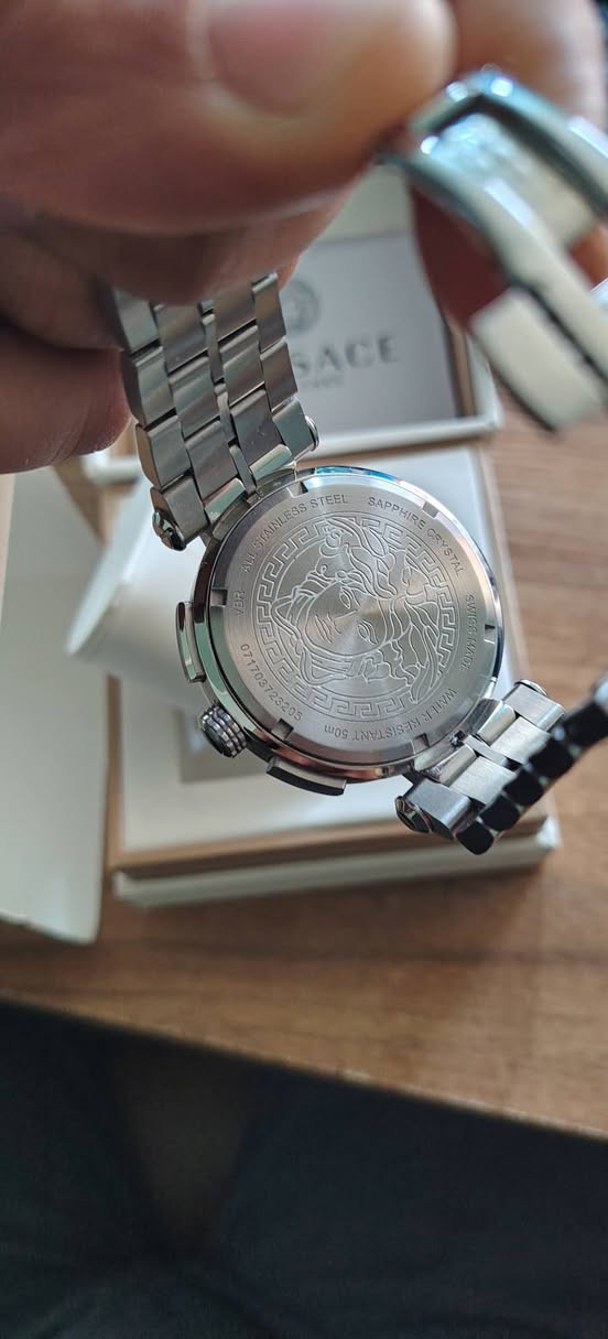 ساعه اصليه 100%100 افحص وين متحب سعرها مناسب مكاني نجف الساعه سعرها مناسب كلش  2100000 بلوكاله
ساعة فيرساتشي VE1D01620 أيون للرجال بقطر علبتها 45 مم. زجاجها الياقوتي متين ومقاوم للخدش، مما يوفر حماية ممتازة من الخدوش والتلف. تعمل الساعة بحركة سويسرية عالية الجودة، موثوقة وموفرة للطاقة، ما يضمن لك الاستمتاع بساعات فيرساتشي لفترة طويلة.


**إذا كنت صاحب هذا الإعلان وتريد حذفه لأي سبب، رجاءا أرسل رسالة إلى الدعم الفني**