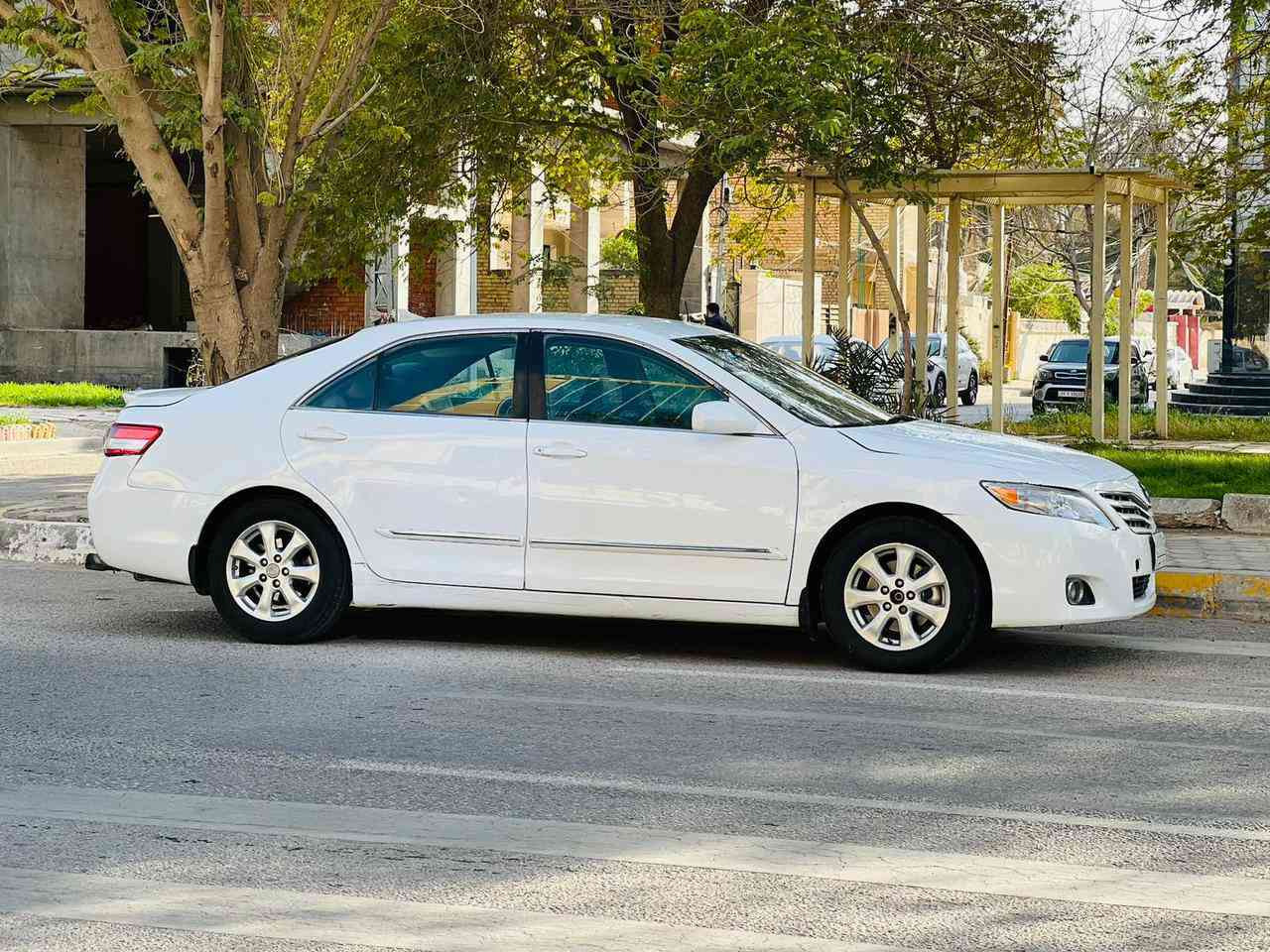 تيوته كامري مديل 2007 سعر 85 قابل للتفاوض الاستفسار اتصل ***********  مكفوله من ضربه بيها صبغ مكانات اثر تشليع بدون ضربه بدون تبديل مواصفات شاشه كبيره كامره خلفيه تحكم ستيرن داخل بيجي حساسات امامي وخلفي مكينه اربعه سلندر 2400 مكينه وكير مكفولات حداديه جديده تخم تاير تبريد تدفئه شغال رقم كربلاء مشروع وطني سنويه ل 29 مكان سياره كربلاء
