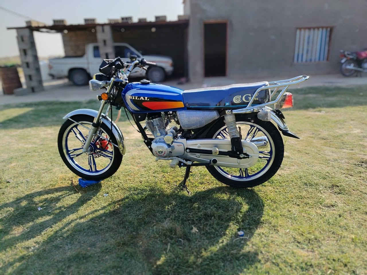 سلام عليكم دراجه سيفان موديل 2026صارله شهرين طالعه من المعرض دراجه نضيفه كلش السعر 875وبيه مجال لشراي  مكاني كربلاء طريق نجف كربلاء عمود 1161
***********
