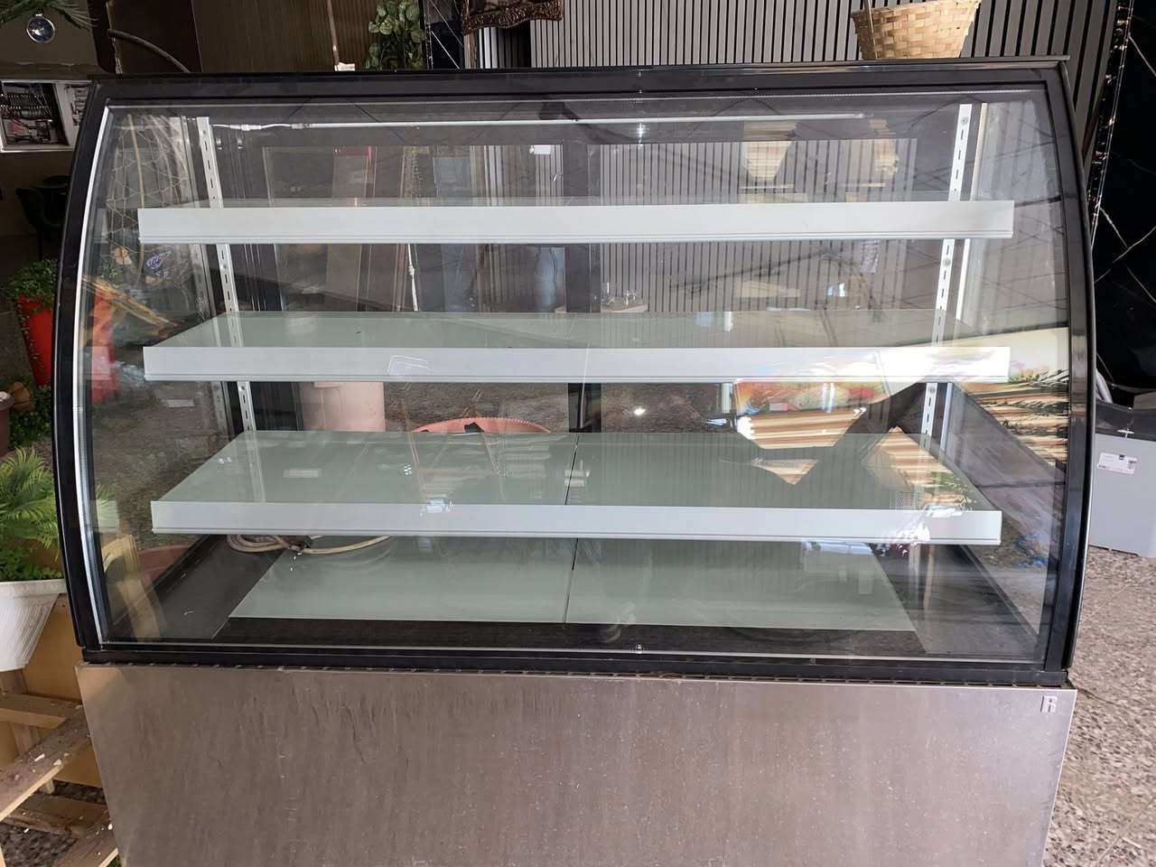 سلام عليكم للبيع عارضات عموديه عدد2 وعارضه كيك وحده مكانهن بالنجف ***********
